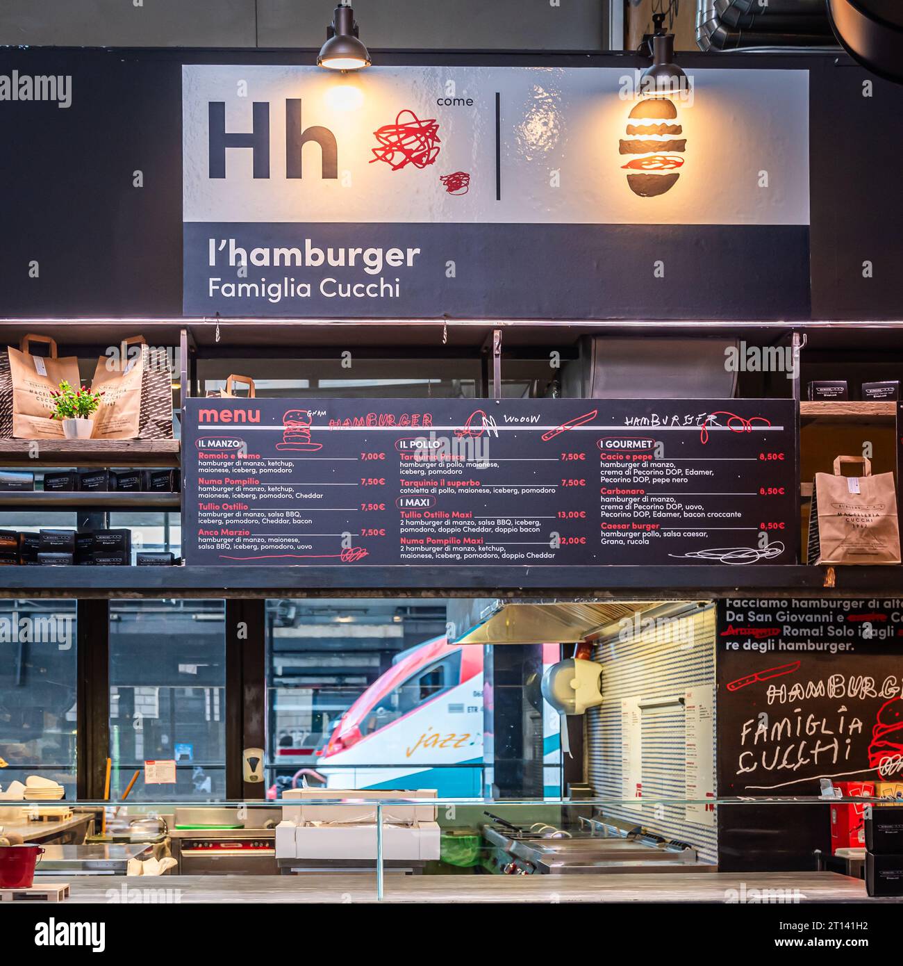 Roma, Italia - 2 febbraio 2023: Ristorante in Food Court conosciuto come mercato centrale, il mercato centrale, nella stazione termini Foto Stock