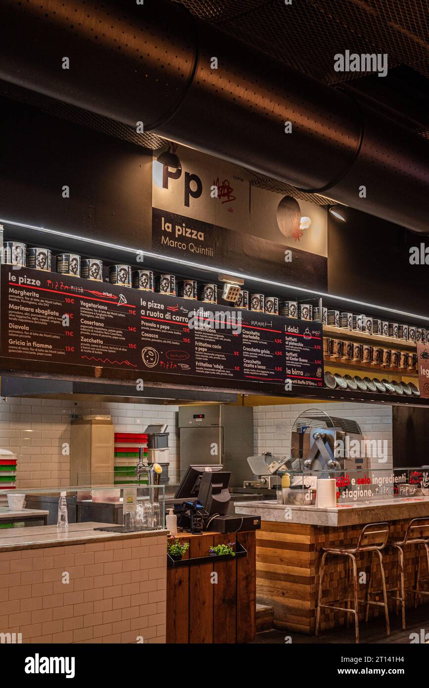 Roma, Italia - 2 febbraio 2023: Ristorante in Food Court conosciuto come mercato centrale, il mercato centrale, nella stazione termini Foto Stock