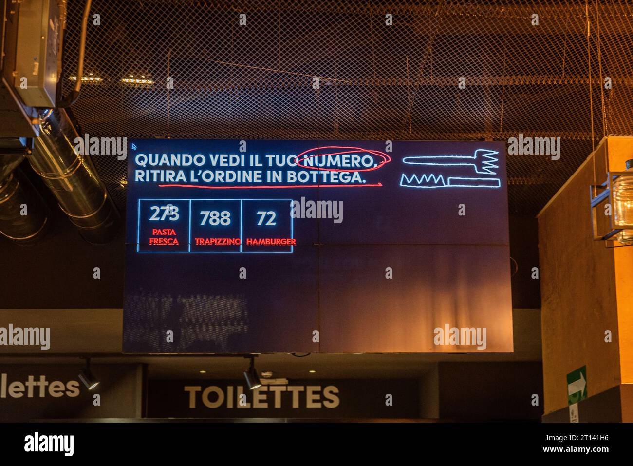 Roma, Italia - 2 febbraio 2023: Ristorante in Food Court conosciuto come mercato centrale, il mercato centrale, nella stazione termini Foto Stock