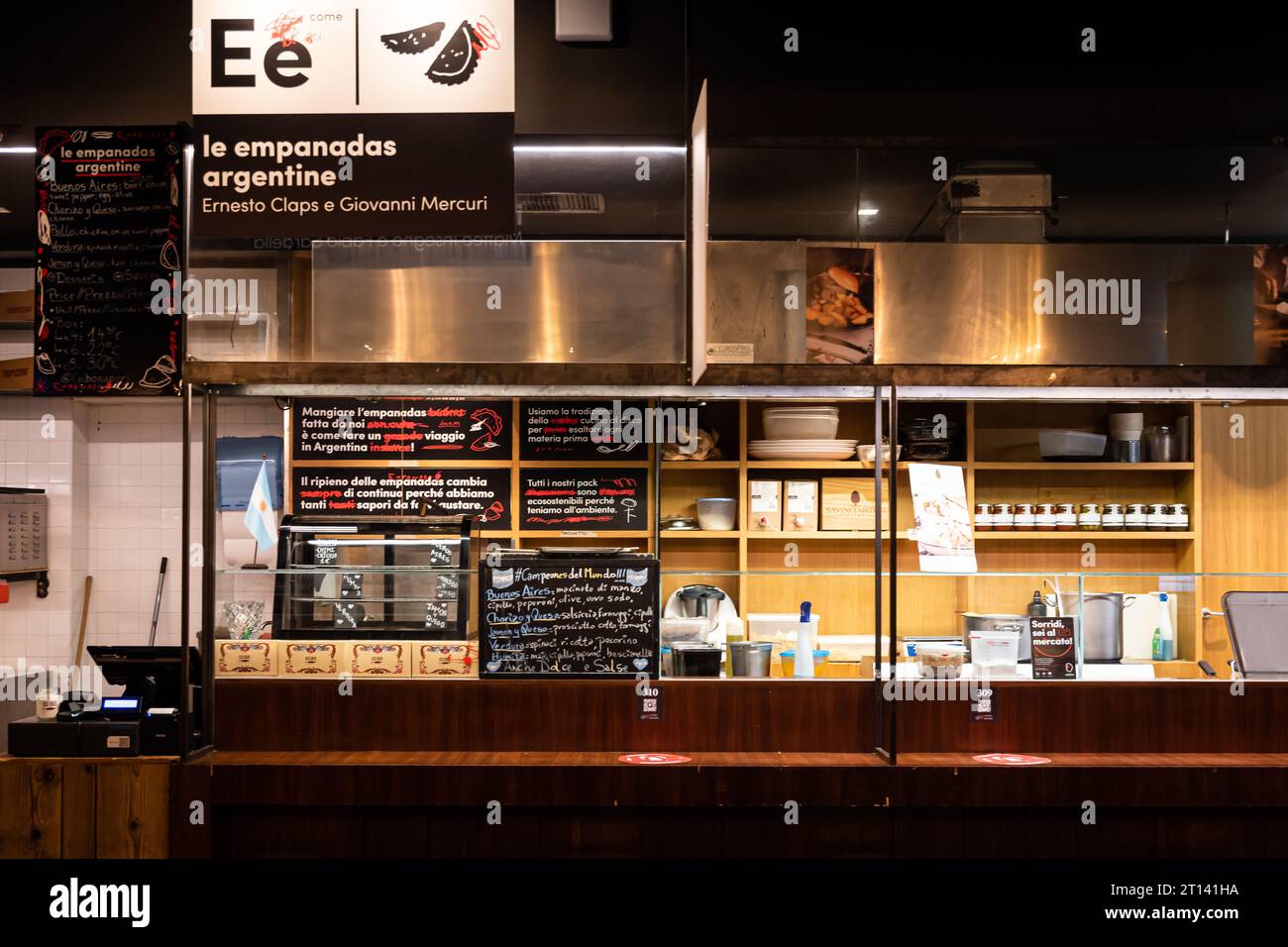 Roma, Italia - 2 febbraio 2023: Ristorante in Food Court conosciuto come mercato centrale, il mercato centrale, nella stazione termini Foto Stock