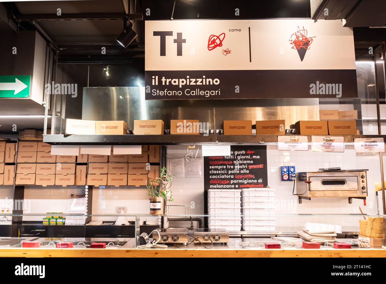 Roma, Italia - 2 febbraio 2023: Ristorante in Food Court conosciuto come mercato centrale, il mercato centrale, nella stazione termini Foto Stock