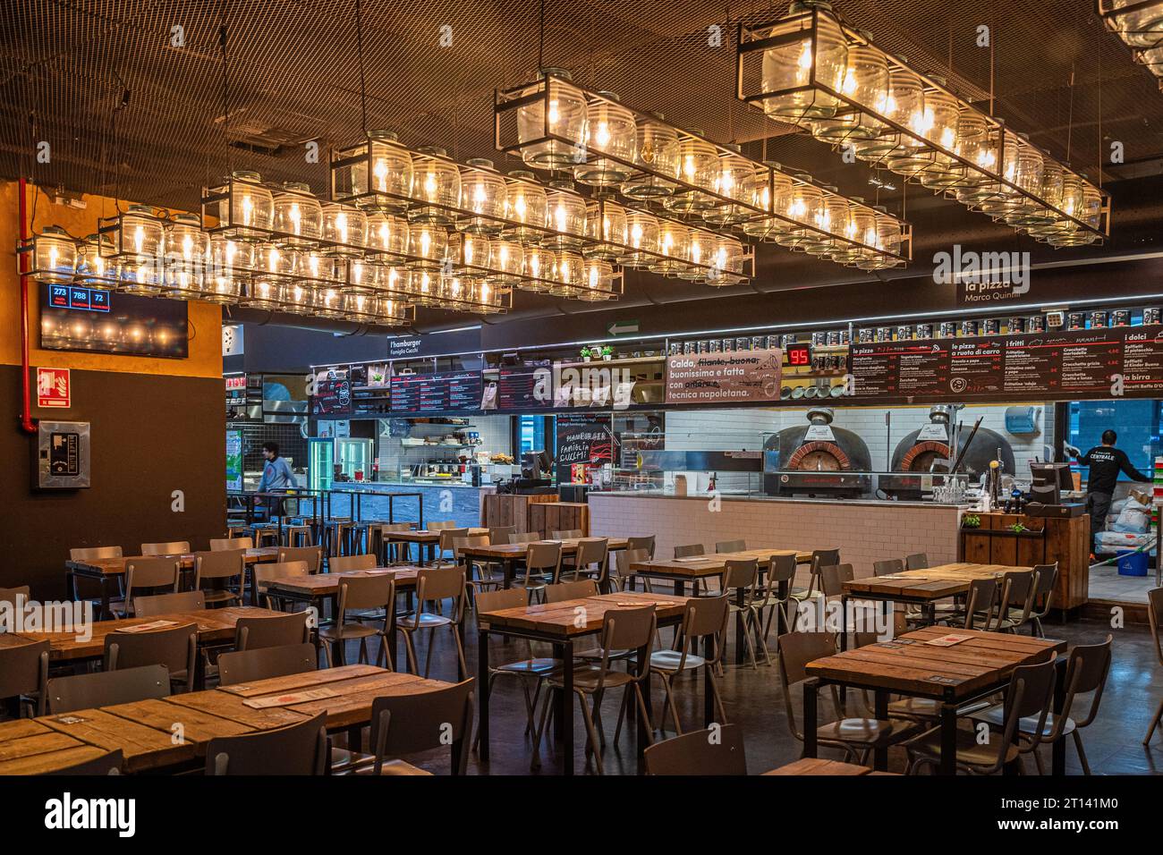 Roma, Italia - 2 febbraio 2023: Ristorante in Food Court conosciuto come mercato centrale, il mercato centrale, nella stazione termini Foto Stock