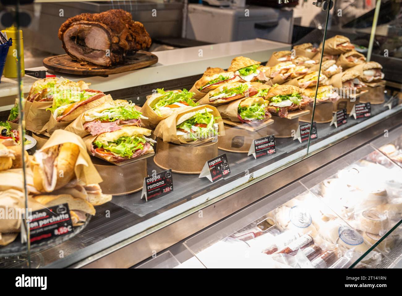 Roma, Italia - 2 febbraio 2023: Ristorante panino in Food Court conosciuto come mercato centrale, il mercato centrale, nella stazione termini Foto Stock