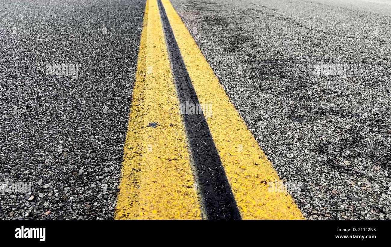 La linea di demarcazione di una strada che divide la strada sulla quale i veicoli viaggiano in una città degli Stati Uniti d'America. Foto Stock La linea di demarcazione di una strada che divide la strada sulla quale i veicoli viaggiano in una città degli Stati Uniti d'America. Foto Stock