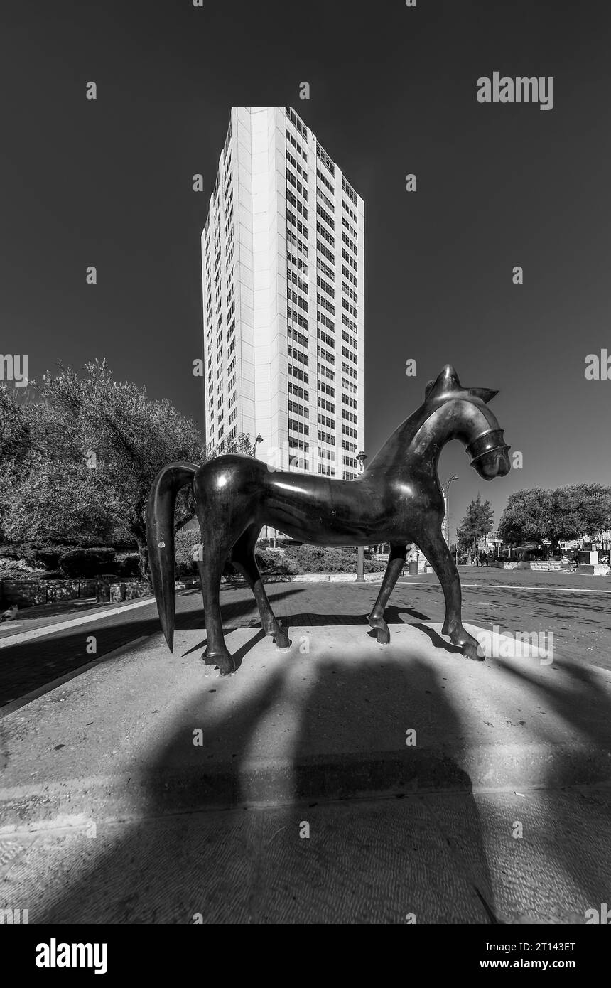 Piano quadrato vuoto e skyline cittadino con sfondo edificio Foto Stock