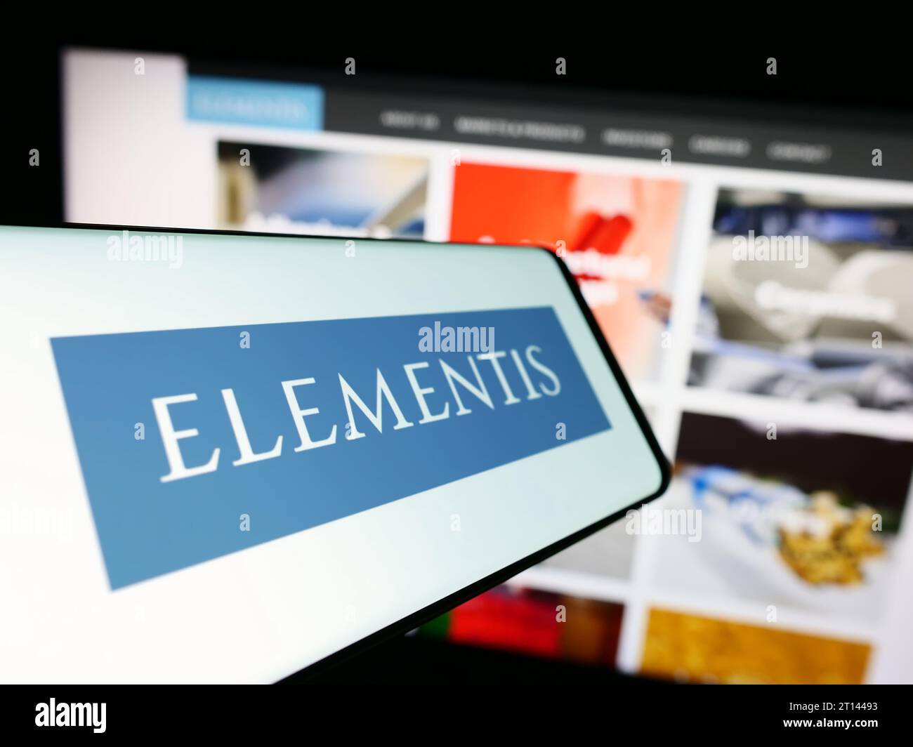 Smartphone con il logo della società britannica Elementis plc, azienda chimica specializzata, di fronte al sito Web aziendale. Mettere a fuoco il display centrale sinistro del telefono. Foto Stock