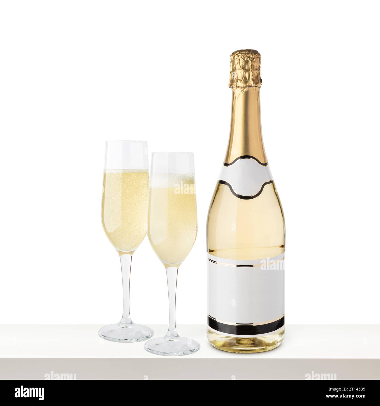 Bottiglia di champagne con etichetta vuota e bicchieri su ripiano bianco. Foto Stock