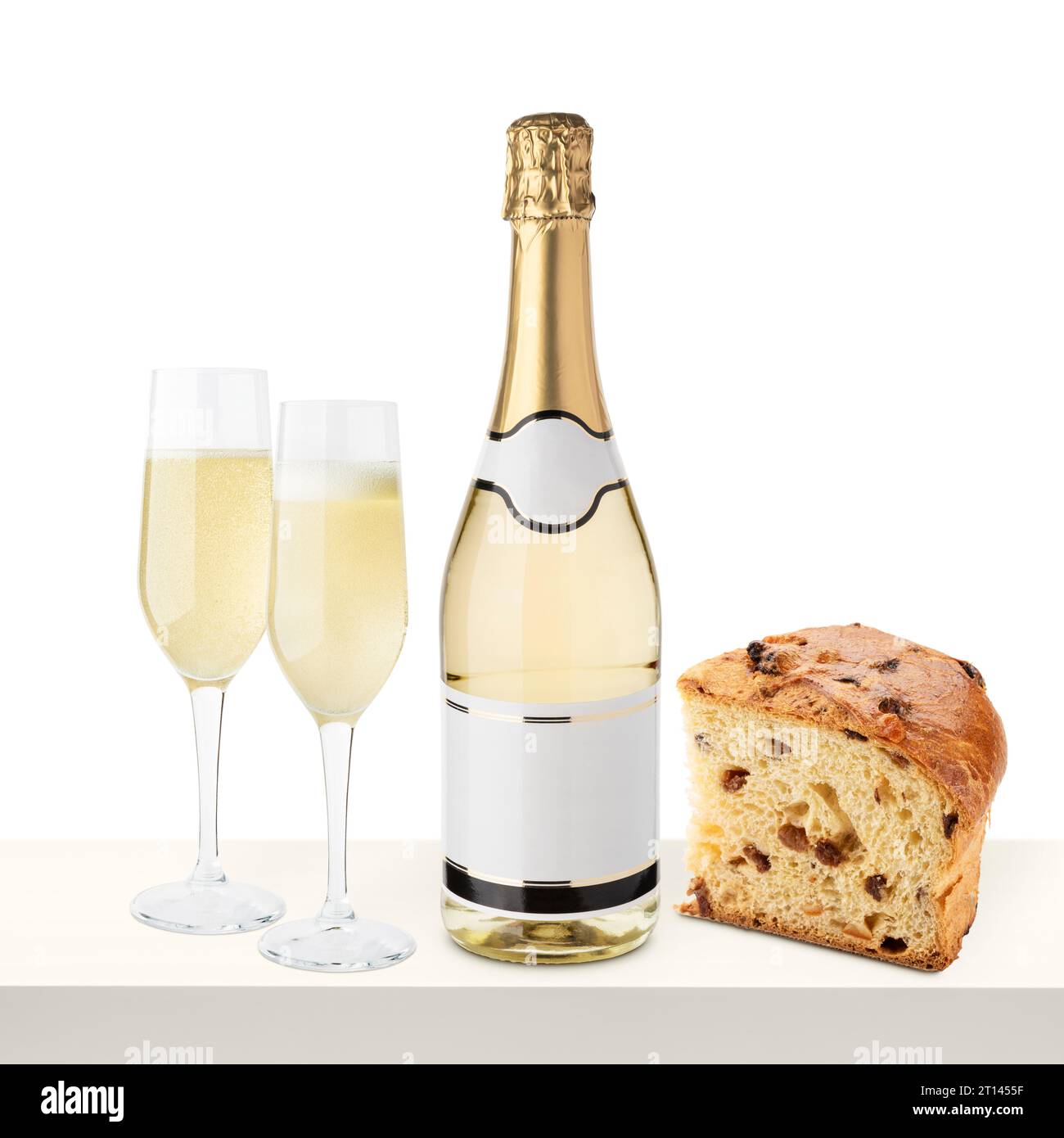 Bottiglia di champagne con bicchieri e fetta di panettone su ripiano bianco. Foto Stock