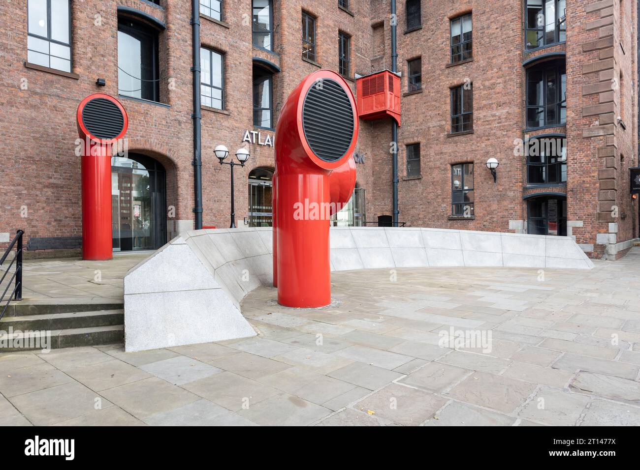 Liverpool, regno unito, 16 maggio 2023 Red abstract tubes at Albert Dock. Foto Stock