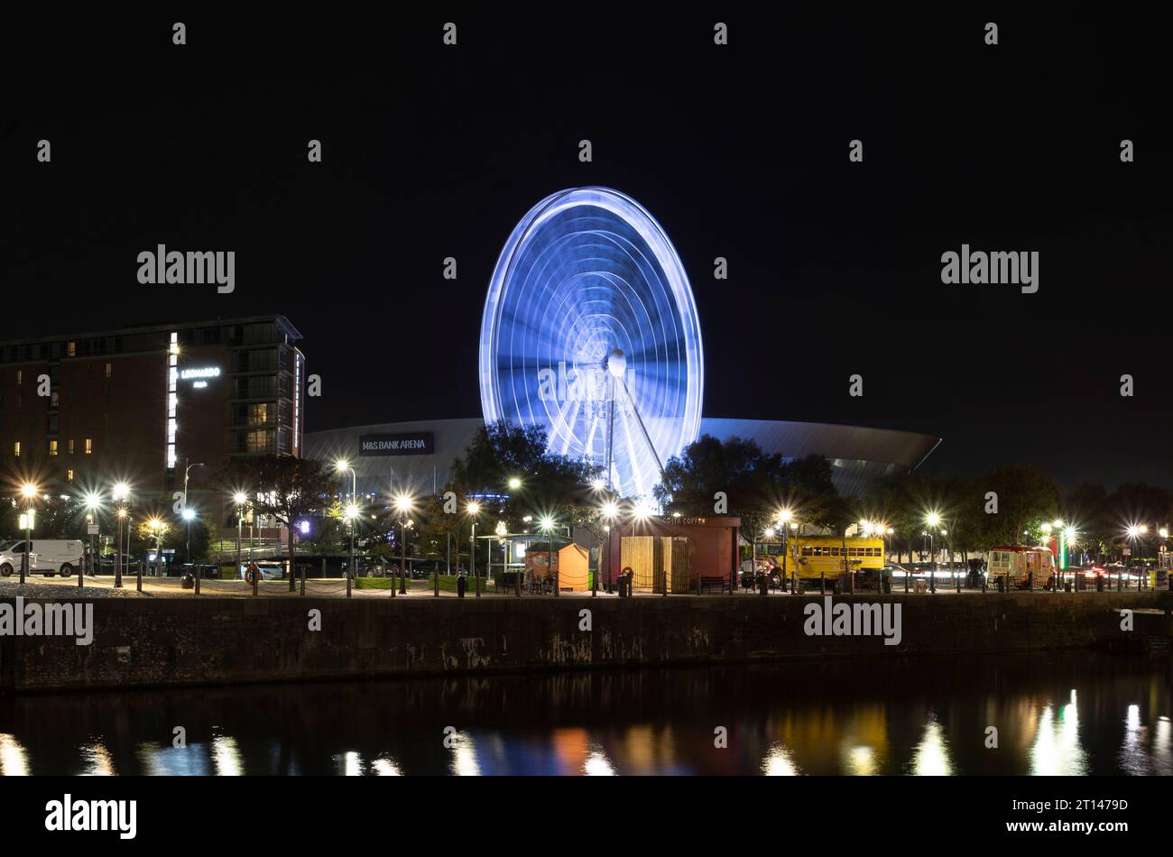 Liverpool, regno unito 16 maggio 2023 ruota di Liverpool di notte nel porto di Albert Dock come famosa attrazione turistica, motion blur Foto Stock