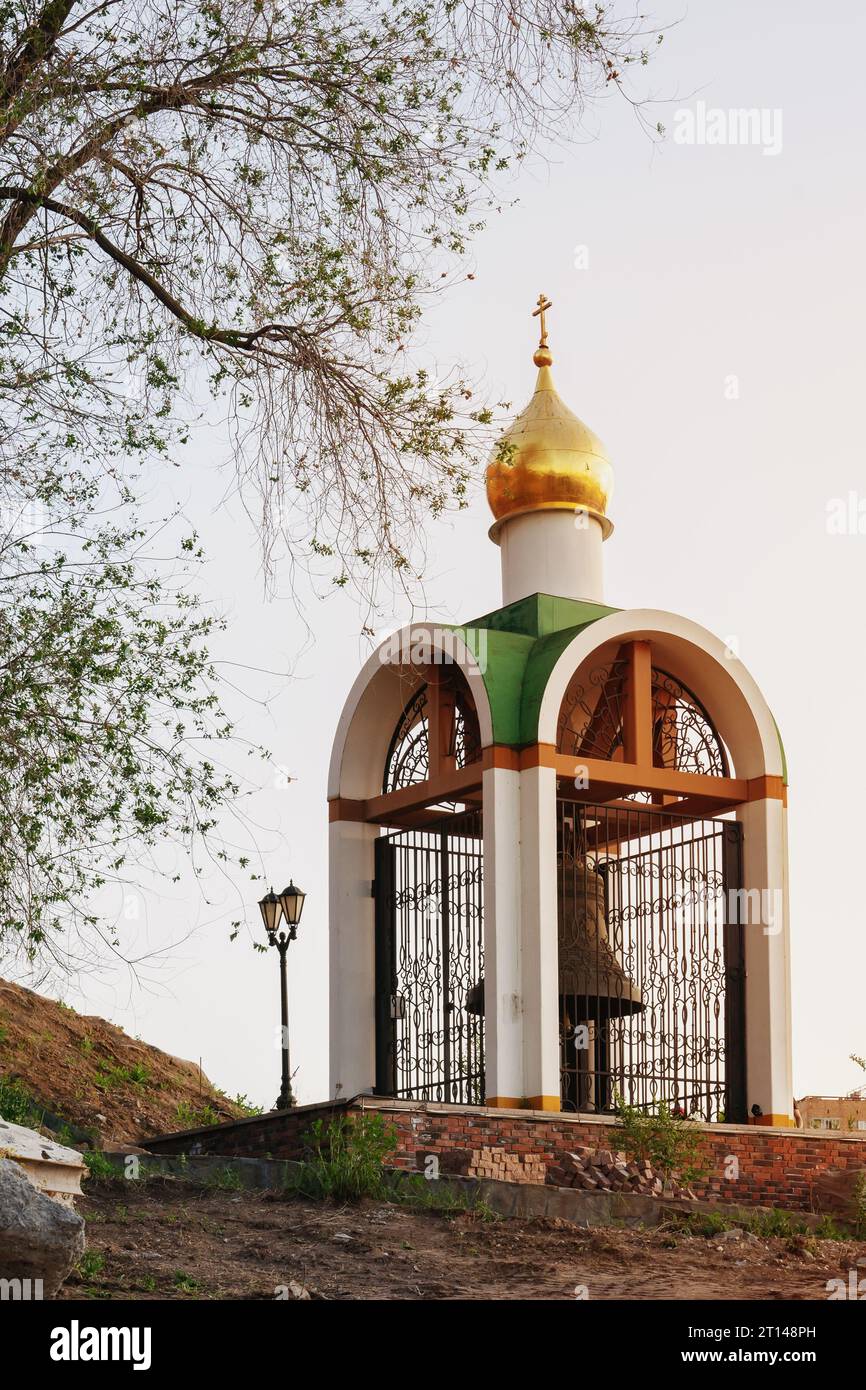 Cappella - un campanile con una campana che cammina nel Cremlino di Nizhny Novgorod. Nizhny Novgorod, attrazioni oltre le mura del Cremlino. Foto Stock