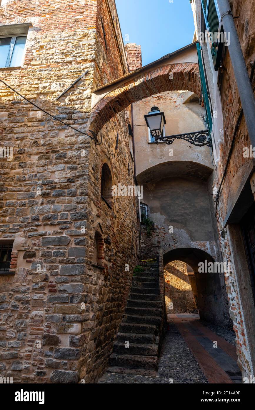 Edifici medievali nel centro storico di Albenga, Italia. Albenga è una città situata sul Golfo di Genova, sulla Riviera ligure. Provincia di Savona in Liguria Foto Stock