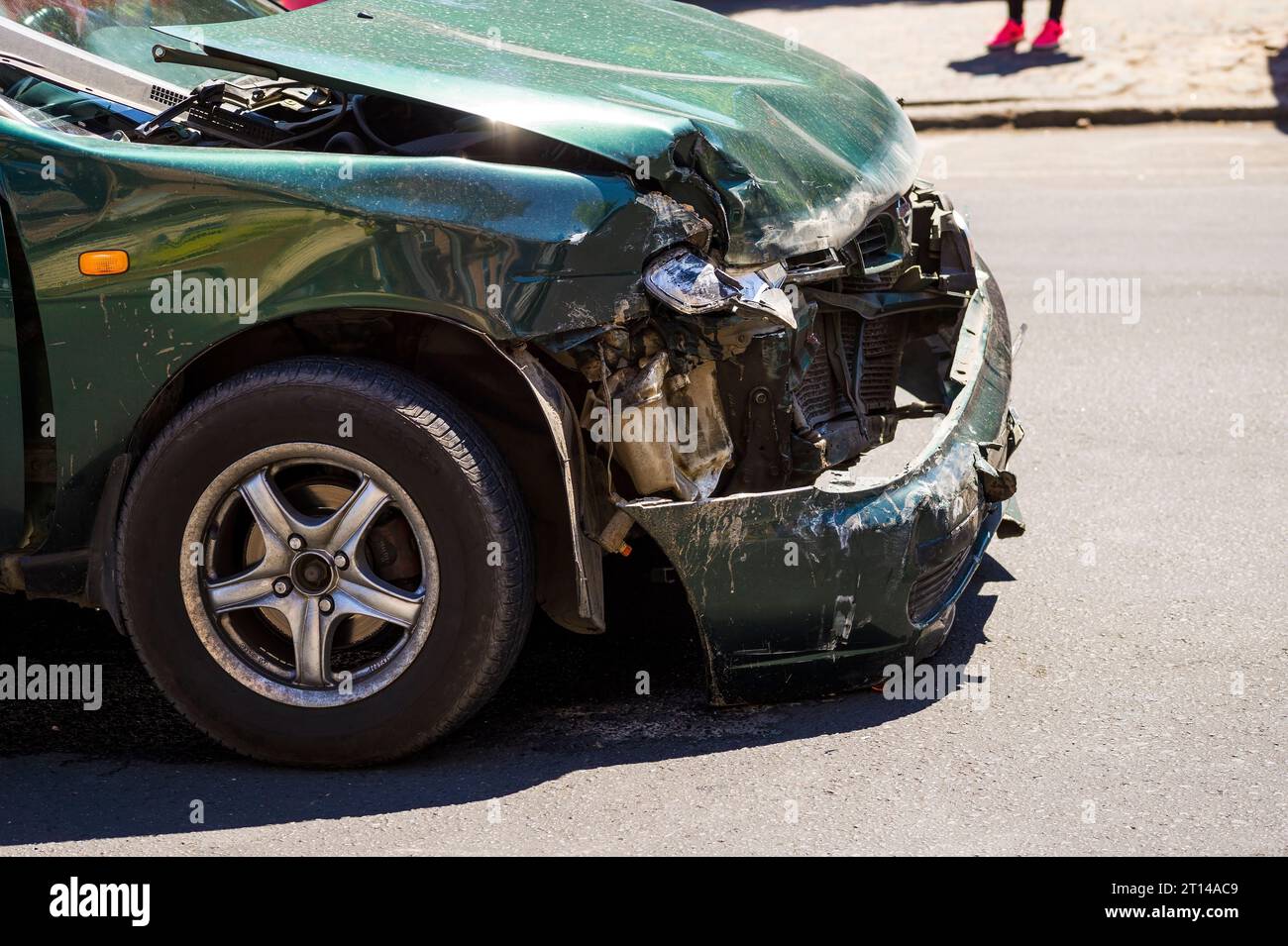L'auto è danneggiata in un incidente. L'auto rotta sulla strada. Incidente stradale. Errore concetto, guasto, guasto Foto Stock