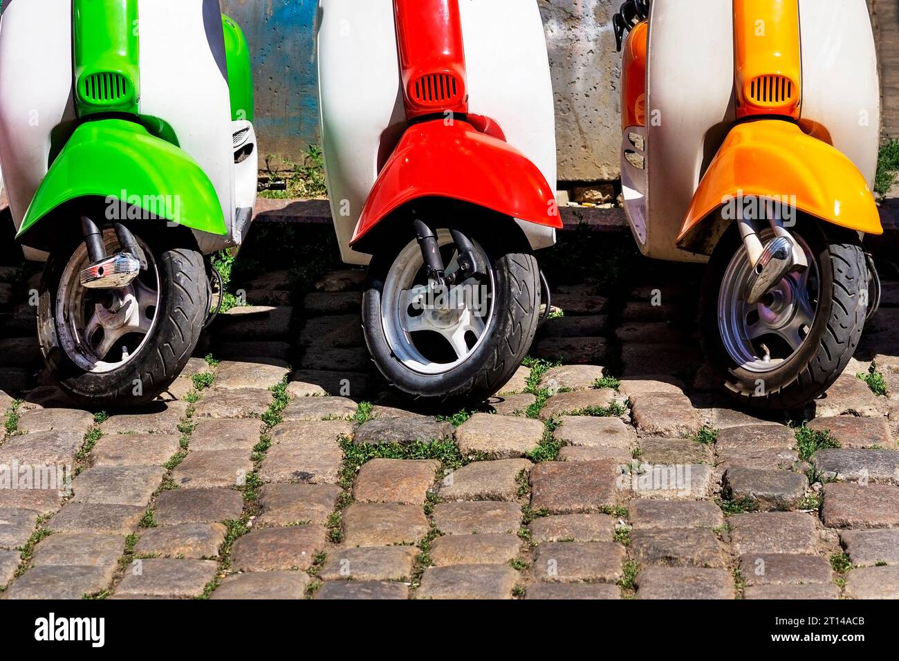 scooter vintage parcheggiati sul marciapiede. Scooters vintage su una strada cittadina in stile retrò. Concetto di stile italiano Foto Stock