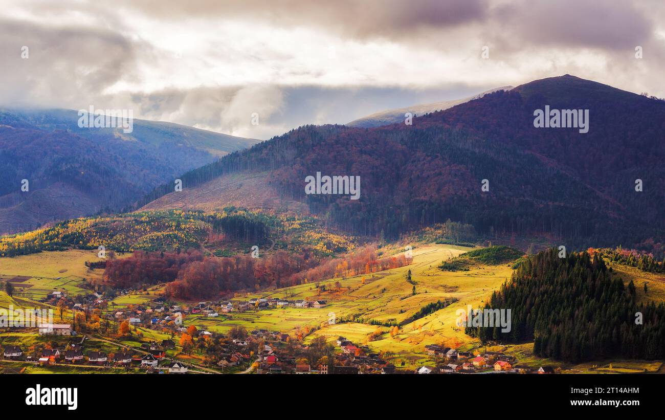 paesaggio montano dei carpazi in autunno. splendido paesaggio di campagna Foto Stock