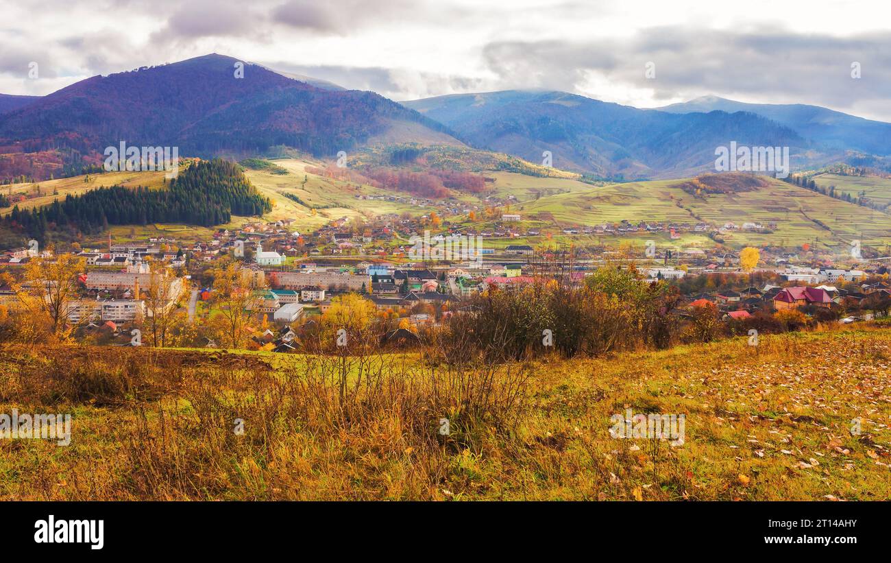 paesaggio rurale in autunno. splendido paesaggio di campagna montuoso con colline boscose, valle e vista aperta Foto Stock