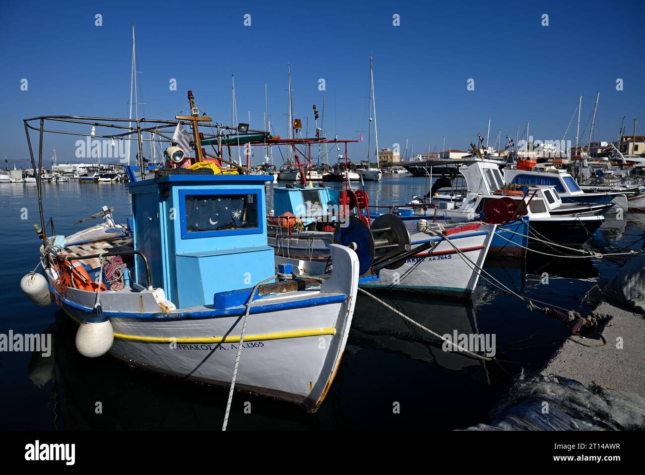 Barche da pesca nel porto di Egina, isola di Egina, Grecia Foto Stock