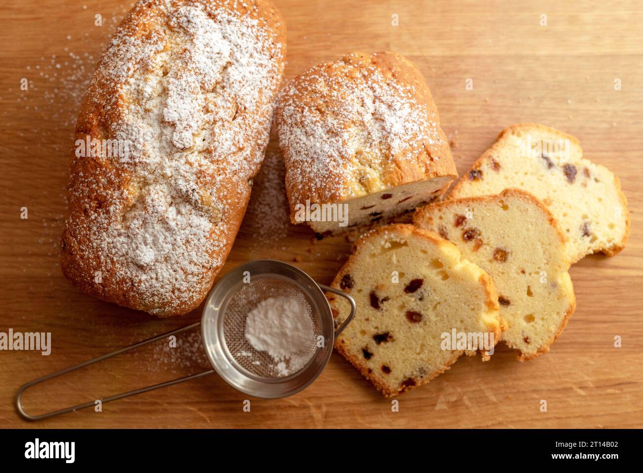 deliziosa torta di frutta secca a fette. torta alla frutta secca. Torta di concetto deliziosa, fatta in casa. Vista dall'alto Foto Stock