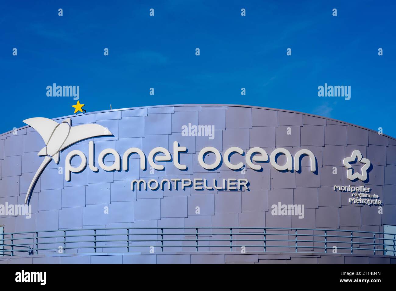 Montpellier, Francia - 10 01 2023 : Vista della facciata esterna con il cartello e il logo dell'acquario Planet Ocean e del museo nel complesso ricreativo Odysseum Foto Stock