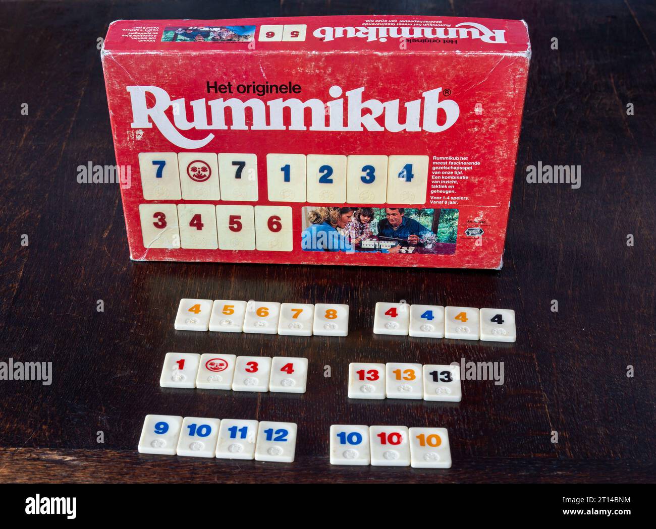 Amsterdam, Paesi Bassi, 11.10.2023, Rummikub box e piastrelle sul tavolo Foto Stock