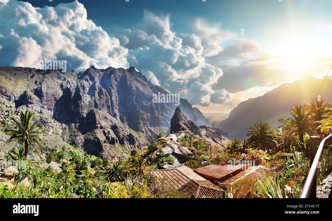 Vista panoramica della Valle di Masca. Paesaggio montuoso e tramonto a Tenerife. Spagna. Isole Canarie. Foto Stock