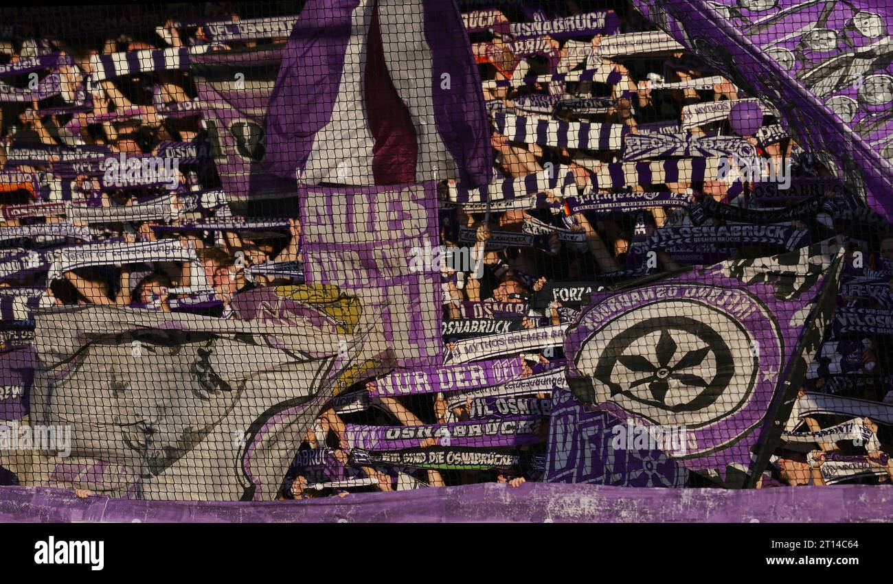 Firo: 09/22/2023 calcio: Calcio: 2° Bundesliga VFL Osnabruck - HSV Amburgo HSV Amburgo Amburgo Amburgo 2:1 tifosi VFL, lotta e vittoria, depositore, tifoso generale, bandiera Foto Stock