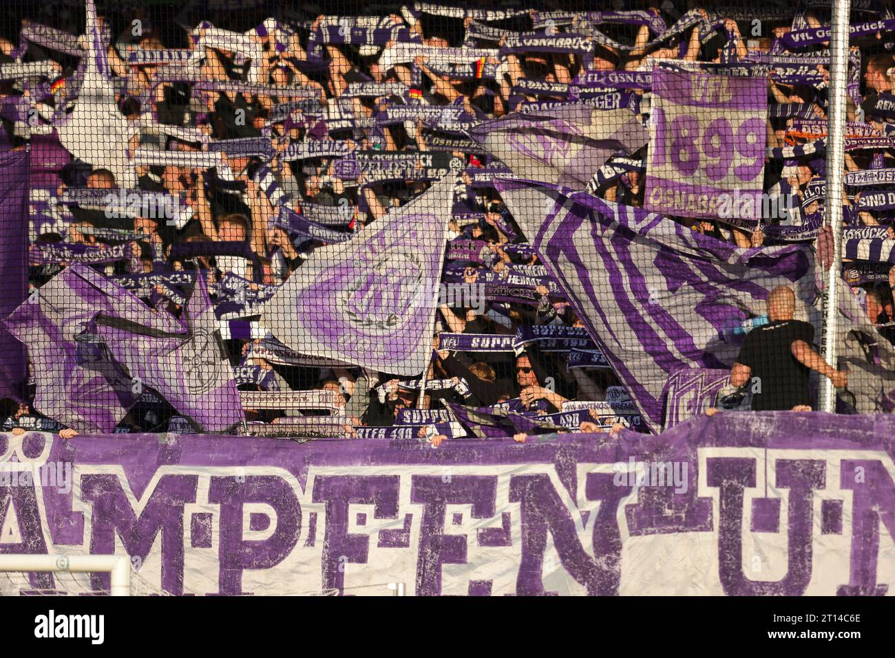 Firo: 09/22/2023 calcio: Calcio: 2° Bundesliga VFL Osnabruck - HSV Amburgo HSV Amburgo Amburgo Amburgo 2:1 tifosi VFL, lotta e vittoria, depositore, tifoso generale, bandiera Foto Stock