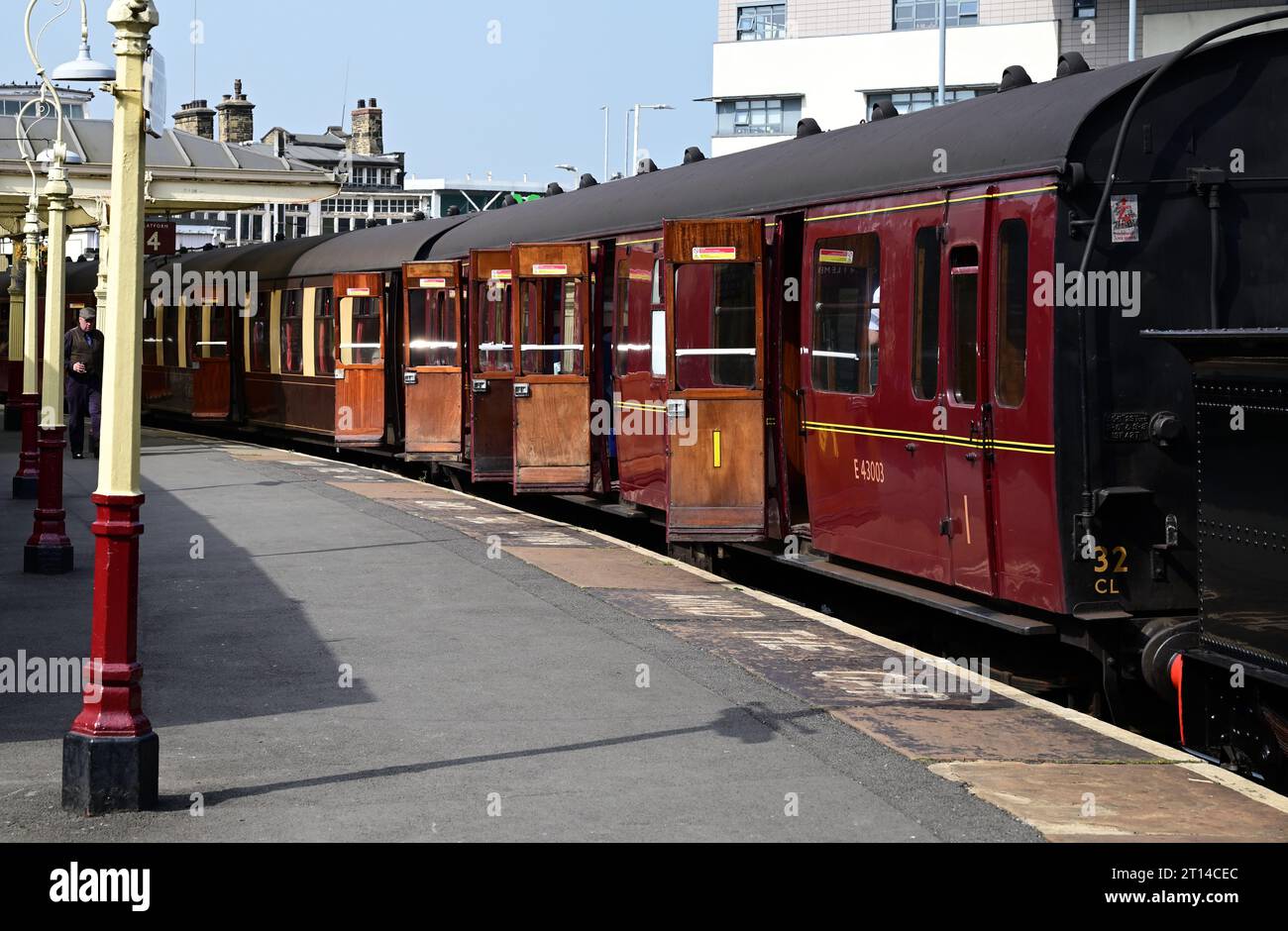 Aprire le porte delle carrozze su un treno alla stazione di Keighley sulla Keighley and Worth Valley Railway. Foto Stock