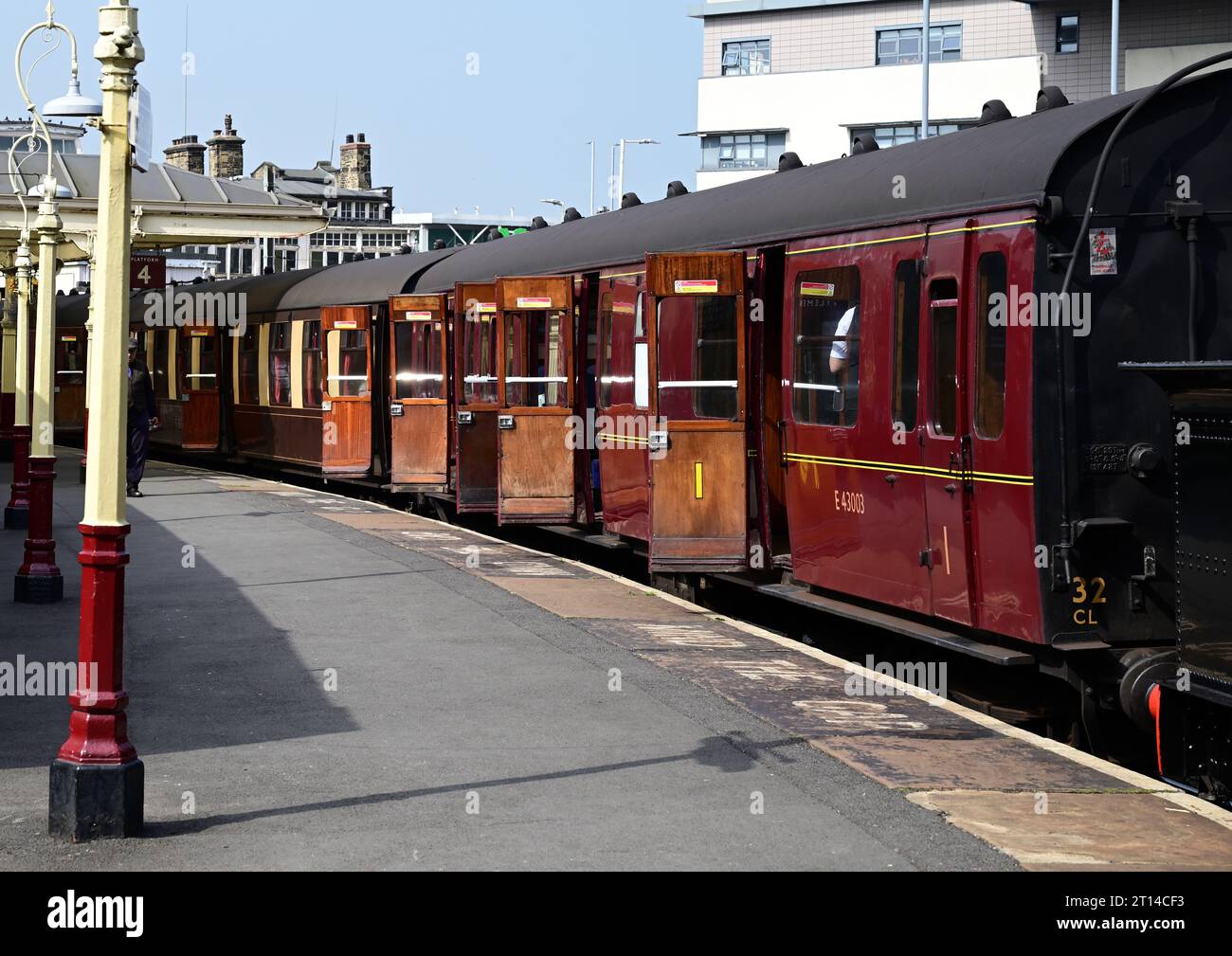 Aprire le porte delle carrozze su un treno alla stazione di Keighley sulla Keighley and Worth Valley Railway. Foto Stock