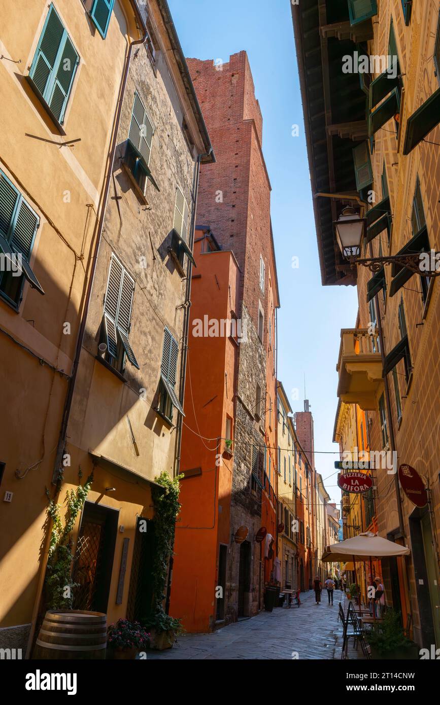 Strade medievali nel centro storico di Albenga, Italia. Albenga è una città situata sul Golfo di Genova, sulla Riviera ligure. Provincia di Savona in Liguria. Foto Stock