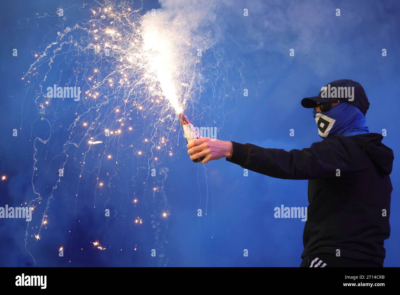 Firo: 09/22/2023 calcio: Calcio: 2° Bundesliga VFL Osnabruck - HSV Hamburg HSV Hamburg Hamburg Hamburg 2:1 pirotecnica, fuochi d'artificio, ultras, tifosi, piro, fumo Foto Stock