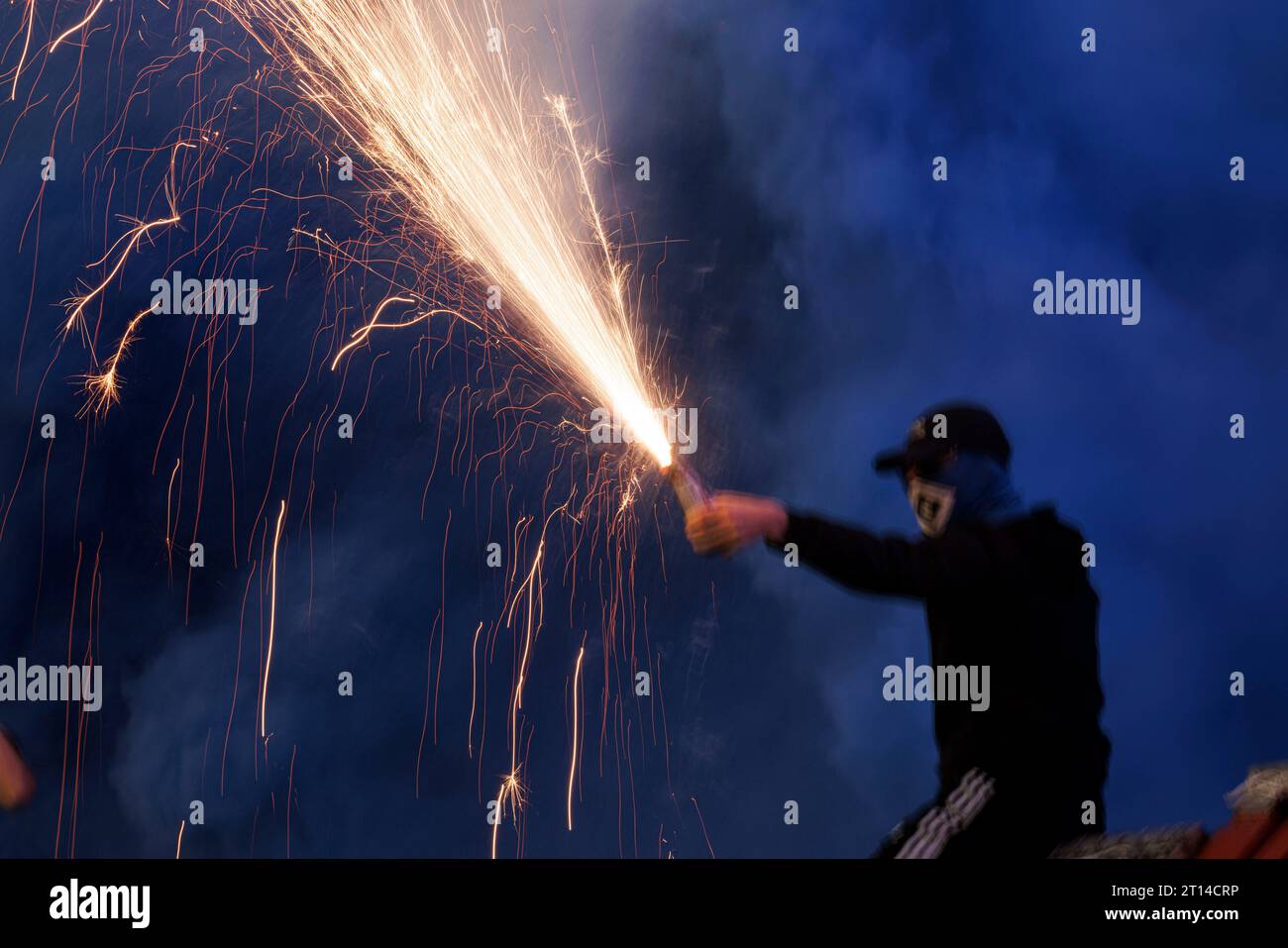 Firo: 09/22/2023 calcio: Calcio: 2° Bundesliga VFL Osnabruck - HSV Hamburg HSV Hamburg Hamburg Hamburg 2:1 pirotecnica, fuochi d'artificio, ultras, tifosi, piro, fumo Foto Stock