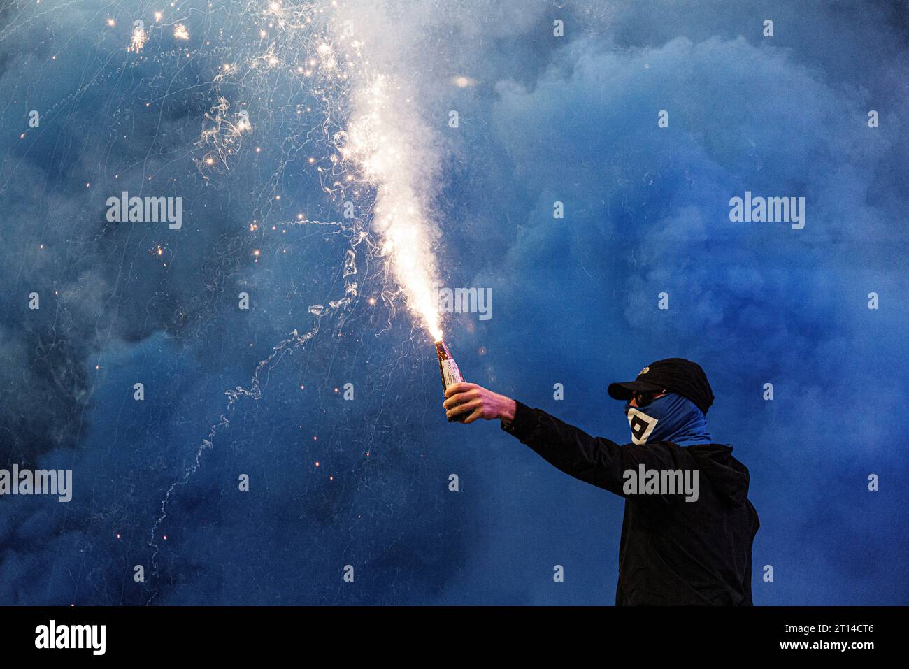 Firo: 09/22/2023 calcio: Calcio: 2° Bundesliga VFL Osnabruck - HSV Hamburg HSV Hamburg Hamburg Hamburg 2:1 pirotecnica, fuochi d'artificio, ultras, tifosi, piro, fumo Foto Stock