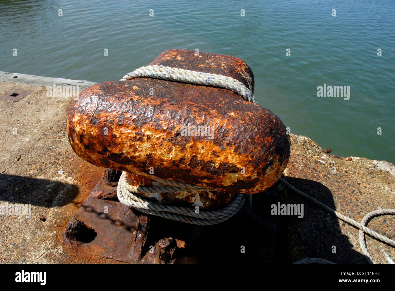 Dissuasore grande con fune intorno all'estremità del molo in calcestruzzo, Whitstable, Kent Foto Stock