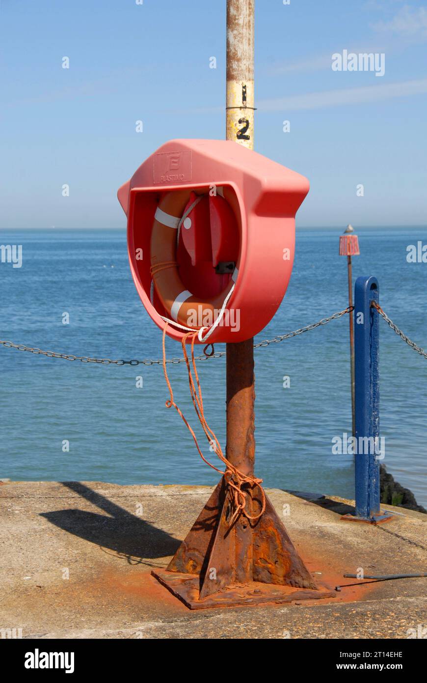 Dopo aver tenuto la vita in una cassa rossa sbiadita alla fine del molo di cemento, Whistable, Kent Foto Stock