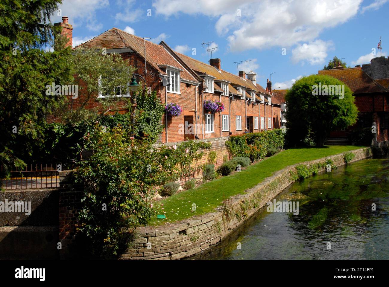 Attraente fila di case vicino al fiume Great Stour, Canterbury, Kent Foto Stock
