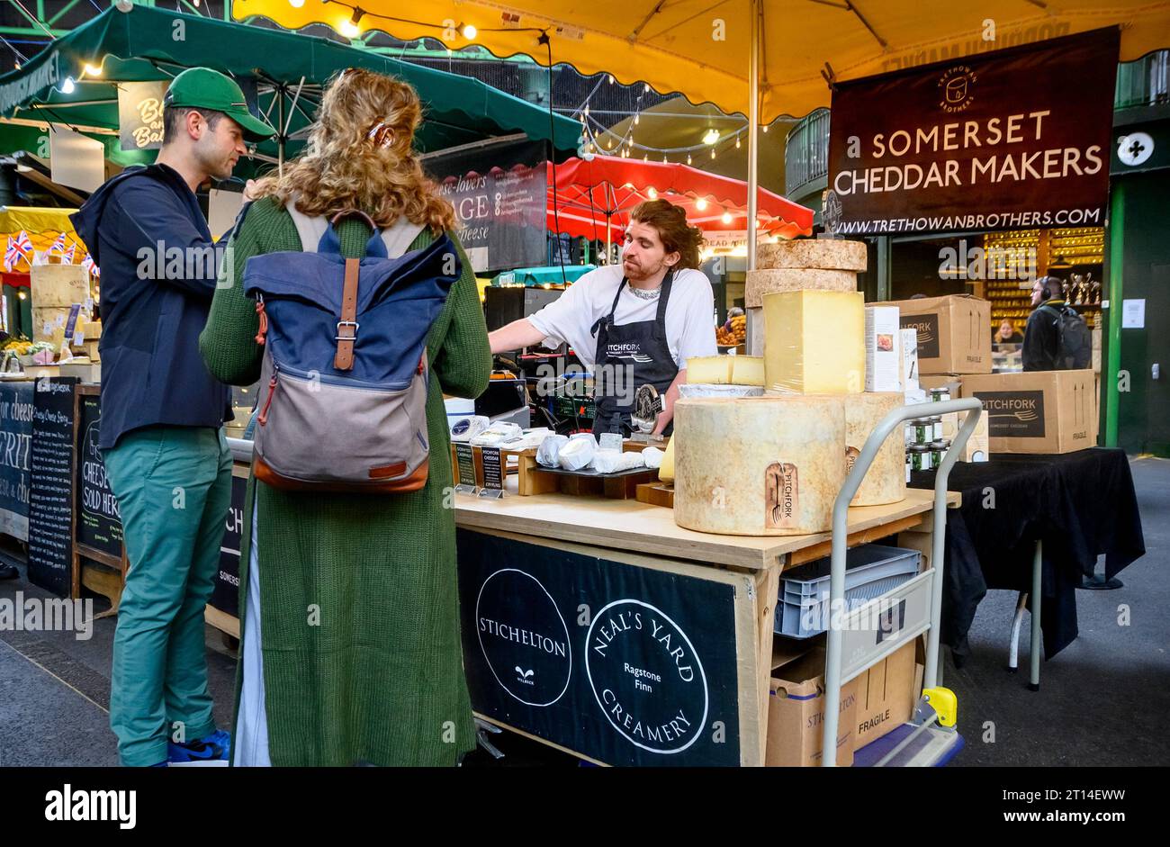 Londra, Inghilterra, Regno Unito. Bancarella di formaggio al Borough Market, Southwark. Foto Stock