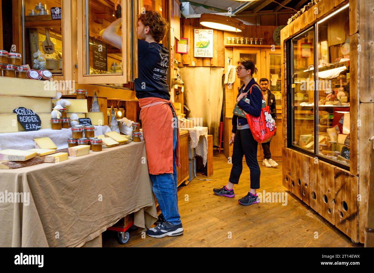 Londra, Inghilterra, Regno Unito. Bancarella di formaggio al Borough Market, Southwark. Foto Stock