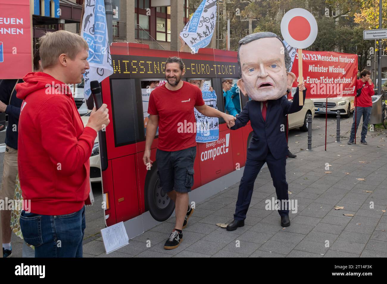 Proteste di cittadini, Campact e Greenpeace contro l'abolizione del biglietto da 49 euro (Deutschland-Ticket) Foto Stock