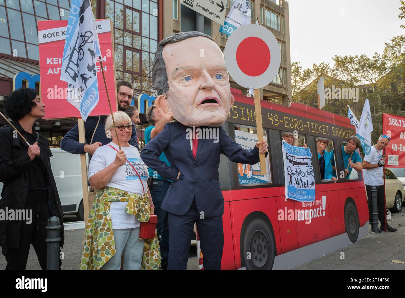 Proteste di cittadini, Campact e Greenpeace contro l'abolizione del biglietto da 49 euro (Deutschland-Ticket) Foto Stock