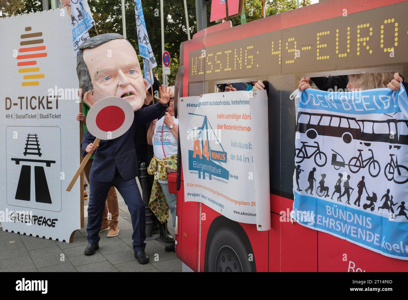 Proteste di cittadini, Campact e Greenpeace contro l'abolizione del biglietto da 49 euro (Deutschland-Ticket) Foto Stock