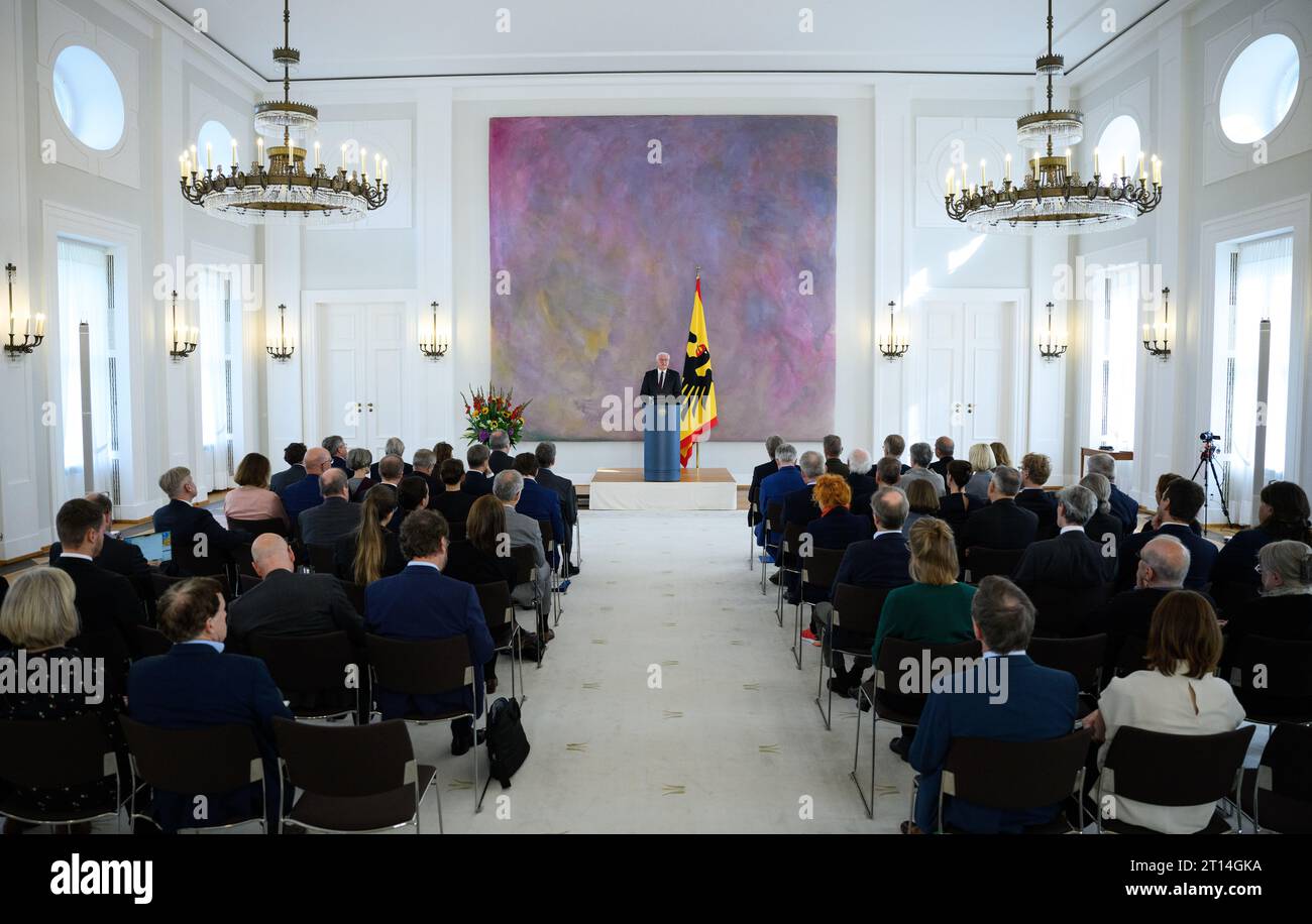 11 ottobre 2023, Berlino: Il presidente federale Frank-Walter Steinmeier interviene alla presentazione dei risultati del progetto di ricerca "l'Ufficio del Presidente federale e del nazionalsocialismo 1949-1994" a Palazzo Bellevue. Un team di ricercatori guidato dal professor Norbert Frei dell'Università Friedrich Schiller di Jena ha esaminato le biografie e i mandati dei sei presidenti tedeschi dal 1949 al 1994. Inoltre, i discorsi e le visite di stato dei presidenti federali, i loro rapporti con gli autori nazisti, la commemorazione delle vittime dei crimini nazisti, nonché le nomine e le conferenze Foto Stock