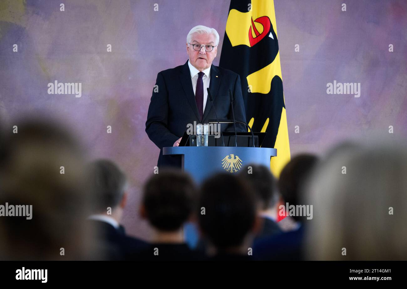 11 ottobre 2023, Berlino: Il presidente federale Frank-Walter Steinmeier interviene alla presentazione dei risultati del progetto di ricerca "l'Ufficio del Presidente federale e del nazionalsocialismo 1949-1994" a Palazzo Bellevue. Un team di ricercatori guidato dal professor Norbert Frei dell'Università Friedrich Schiller di Jena ha esaminato le biografie e i mandati dei sei presidenti tedeschi dal 1949 al 1994. Inoltre, i discorsi e le visite di stato dei presidenti federali, i loro rapporti con gli autori nazisti, la commemorazione delle vittime dei crimini nazisti, nonché le nomine e le conferenze Foto Stock