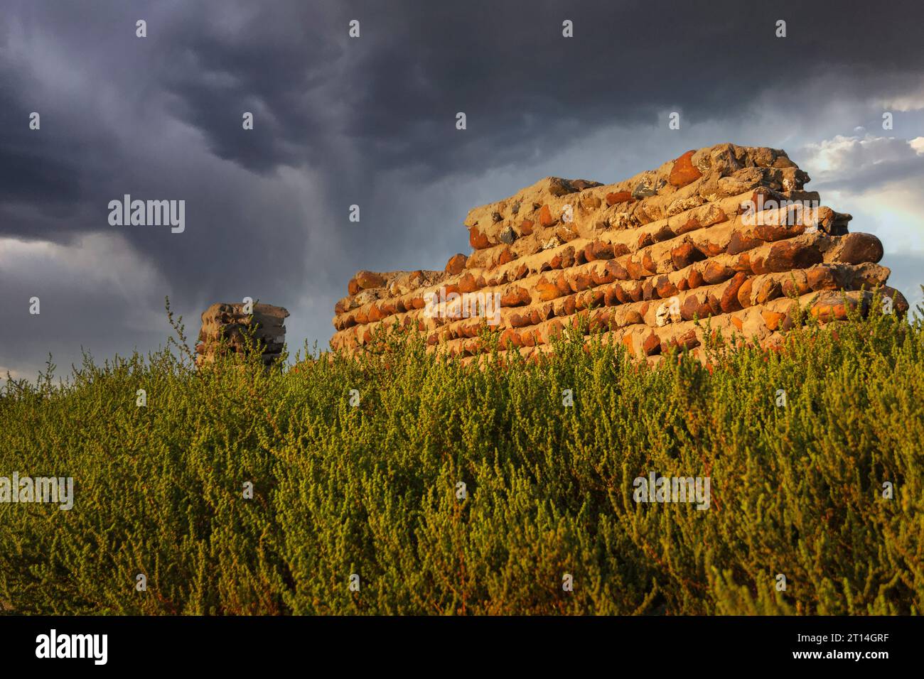 Muro di fango con un bel cielo sullo sfondo Foto Stock