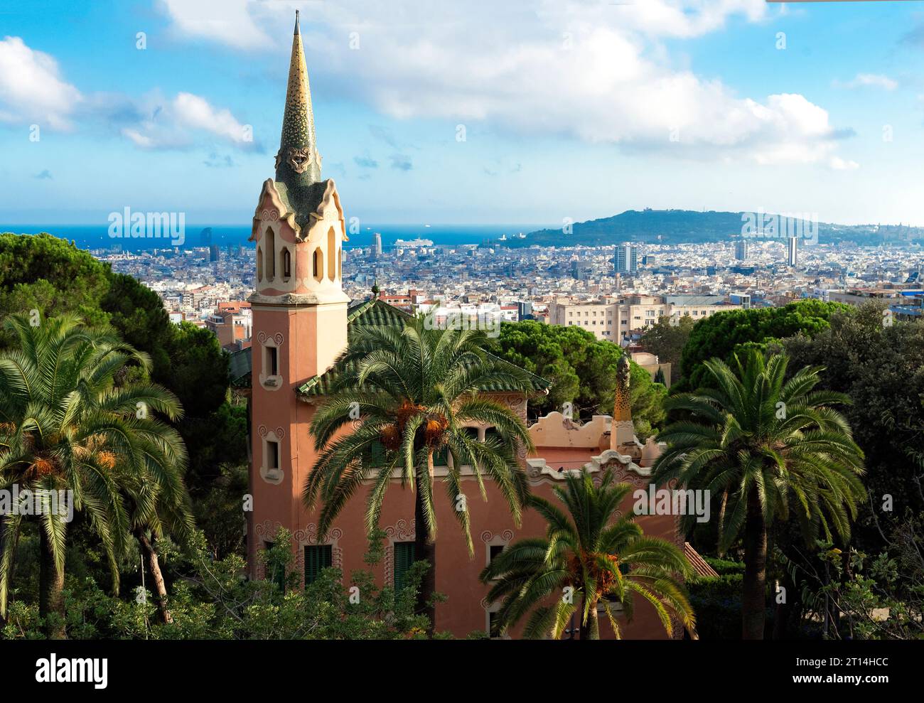 Affacciato su Barcellona dal Parco Güell (Parco Gaudí), Un parco fantastico, sede di opere del famoso architetto Gaudí di Barcellona e del modernismo catalano Foto Stock