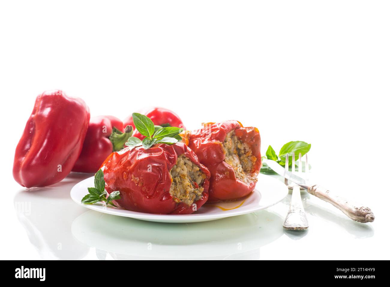 stufato con peperoni ripieni con sugo di carne in un piatto isolato su sfondo bianco Foto Stock