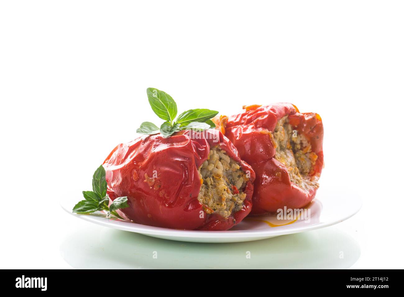 stufato con peperoni ripieni con sugo di carne in un piatto isolato su sfondo bianco Foto Stock