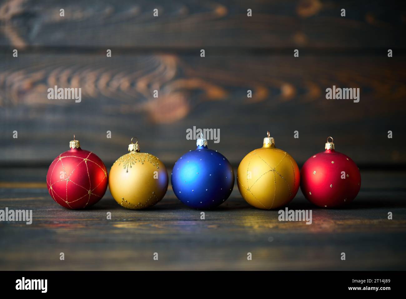 Festività natalizie. Palline natalizie colorate baule natalizie su sfondo in legno con spazio per le copie Foto Stock