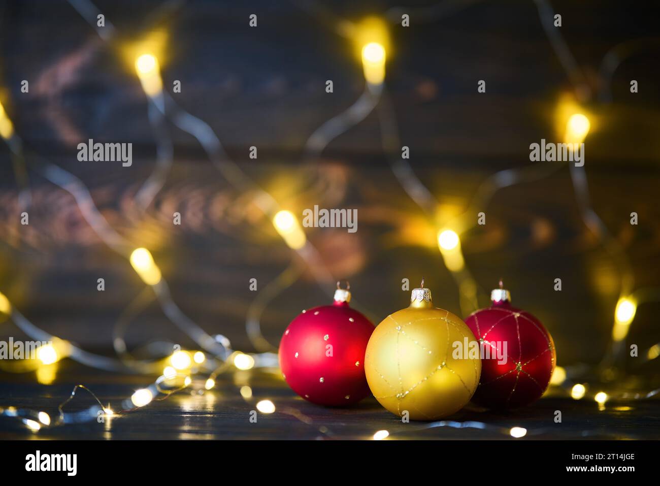 Festività natalizie. Palline di Natale colorate baule natalizie e colorate luci di Natale sullo sfondo con spazio per le copie. festività Foto Stock
