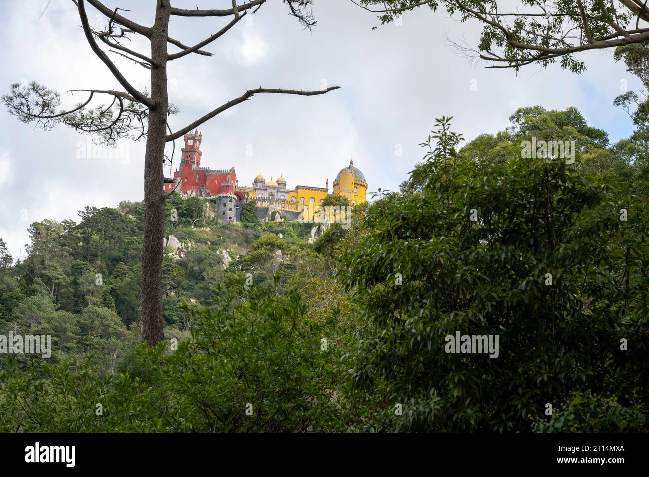 Palácio da pena di Sintra, sito patrimonio dell'umanità dell'UNESCO, Sintra è una città e un comune nella regione della grande Lisbona del Portogallo, Un importante tour Foto Stock